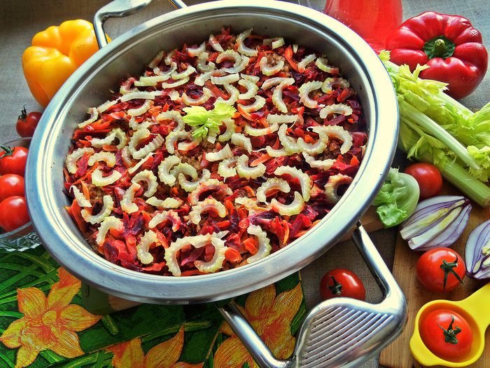 Куриная печень с овощами и гречкой