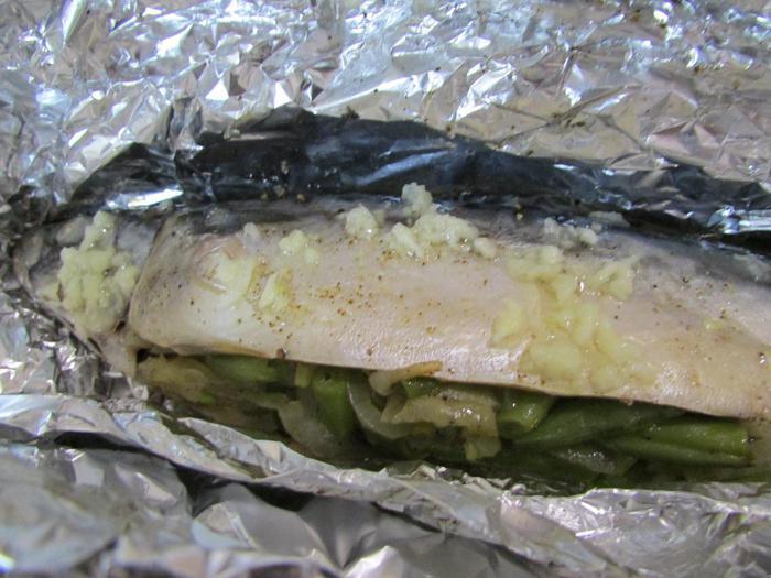Скумбрия, фаршированная стручковой фасолью