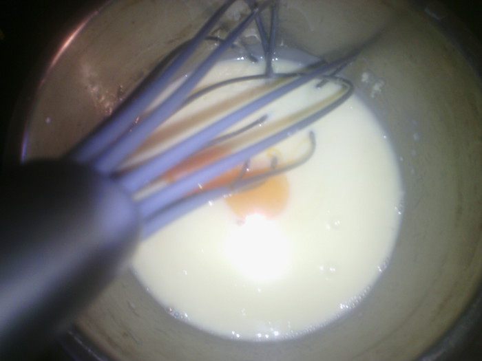 Шоколадный белый мусс с клубникой, мятой и вербеной