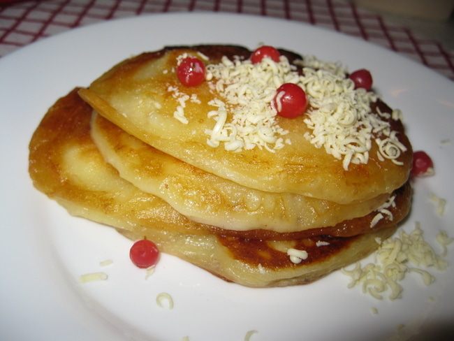 Творожные блинчики с брусникой и белым шоколадом