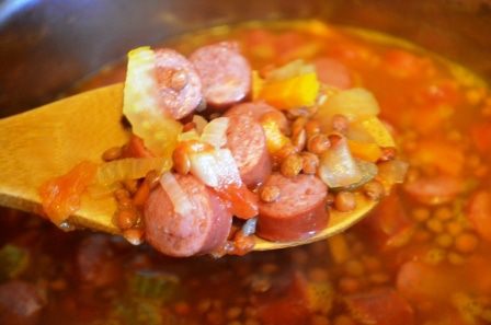 Согревающая чечевичная похлебка с копчеными сосисками 
