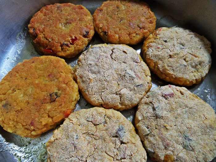 Фасолевые котлетки с колбасками