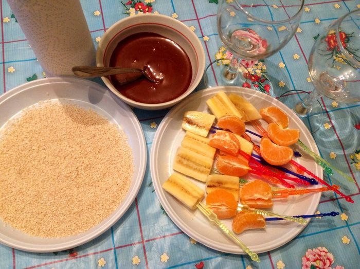 Свежие фрукты в шоколаде и кунжуте