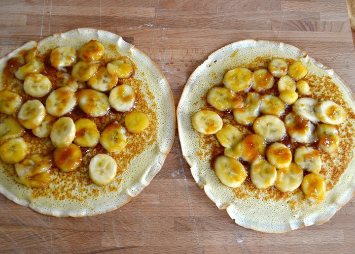Блинный торт с бананами и шоколадным муссом