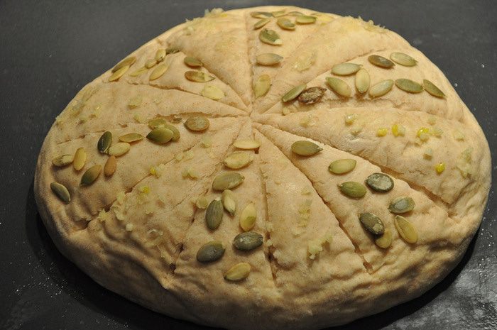 Цельнозерновой хлеб с чесноком и тыквенными семечками