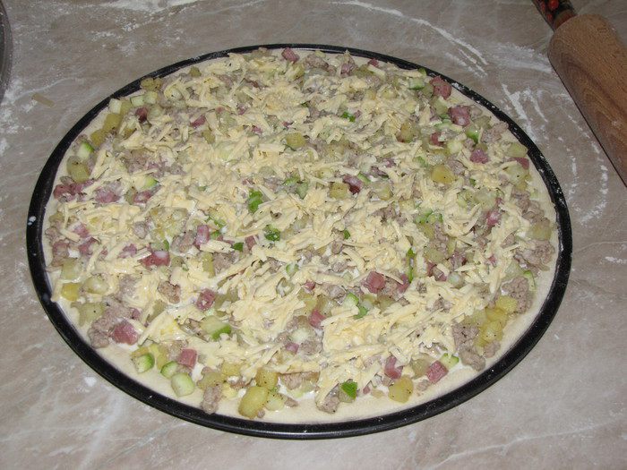 Открытый пирог с мясом, картофелем и цукини