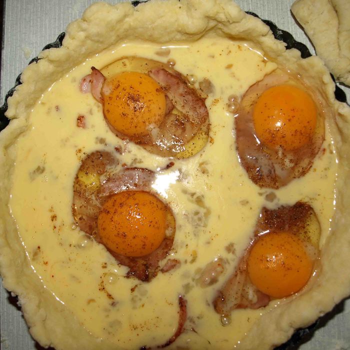 Пирог с беконом и яйцами