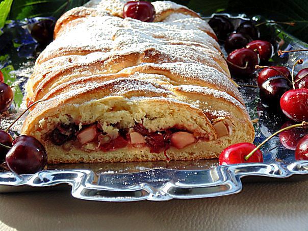 Плетенка с вишней и грецким орехом