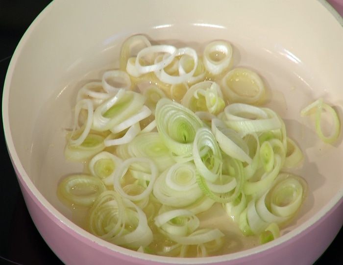 Тарт с брокколи, луком-пореем и сыром 
