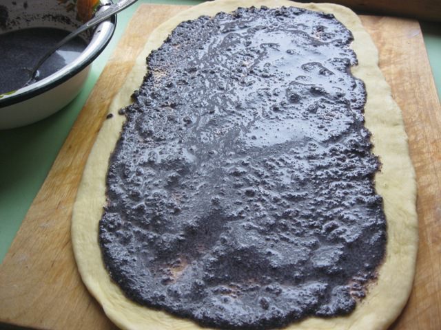 Дрожжевой рулет с маком и штрейзелем