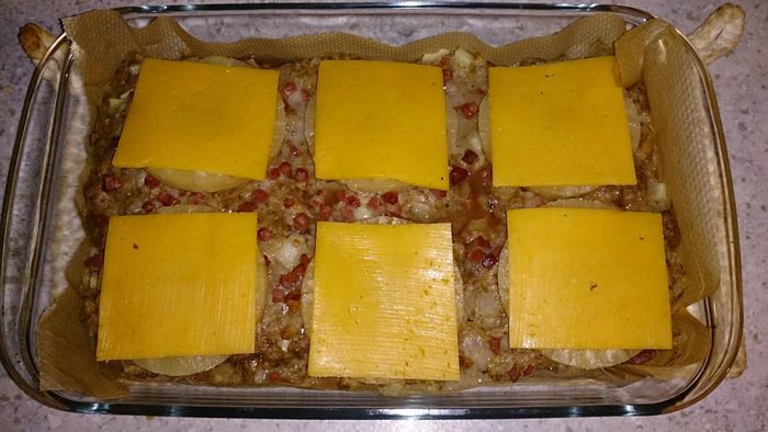 Мясная запеканка с ананасом, сыром и брусникой