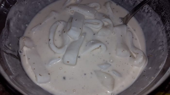 Кальмары в кляре с постно-чесночным соусом