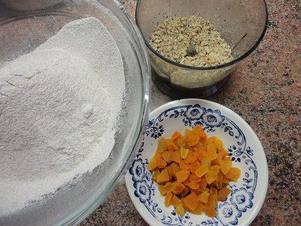 Ореховый закусочный хлеб с курагой