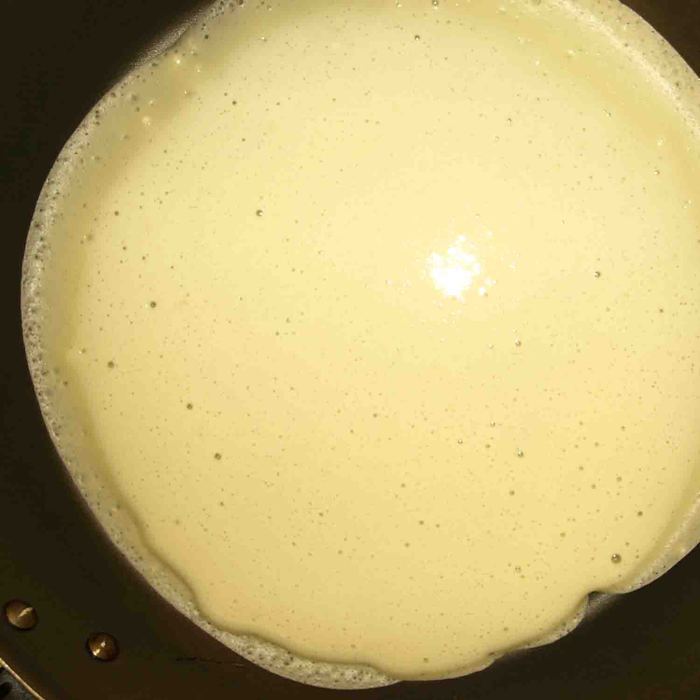 Простые блины с салатом из свеклы и селедки