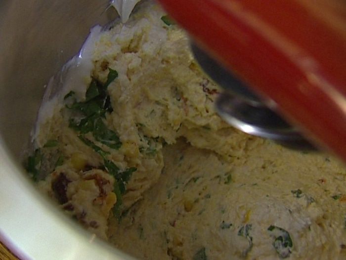 Маффины с чесноком и вялеными помидорами 
