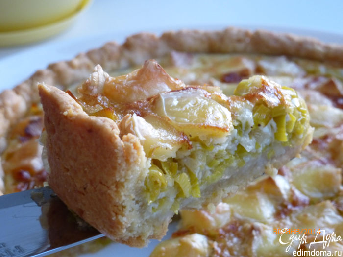 Киш с луком-пореем и сыром Камамбер