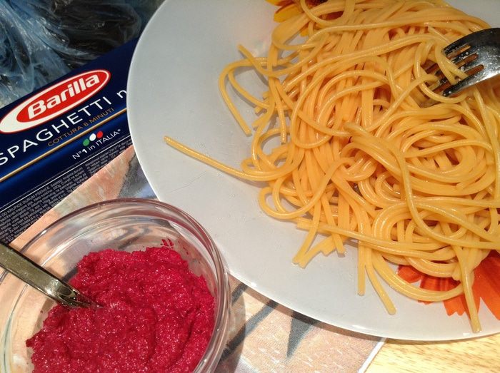Спагетти со свекольным соусом