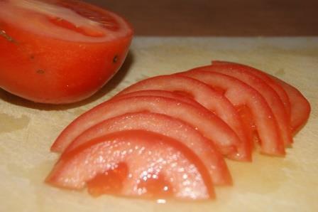 Лепешки из творожного теста с помидором и моцареллой