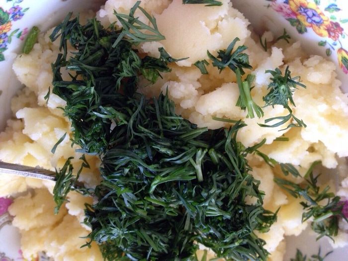 Пирожки с картошкой и зеленью на кефире (бездрожжевые)