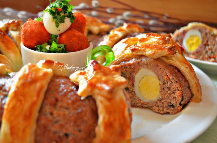 Пасхальное мясное кольцо с перепелиными яйцами по-польски