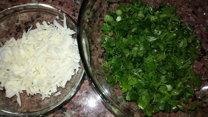 Филе лаврака, запеченное с зеленью и сыром