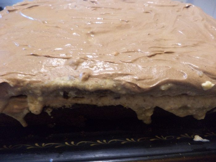 Пряный медовик с ореховой начинкой и масляным кремом