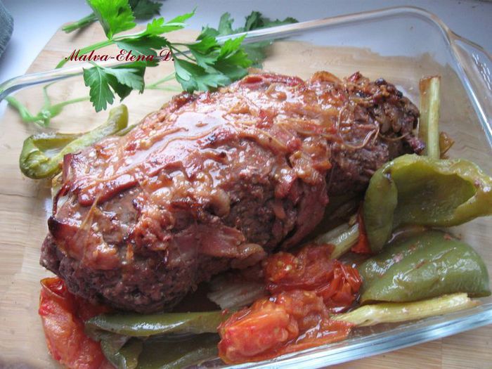 Запеченная говяжья вырезка с черносливом