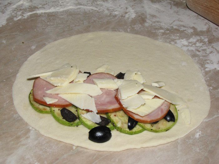 Кальцоне с цукини, оливками и моцареллой