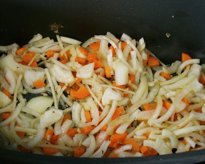 Томленые говяжьи ребрышки с томатно-овощным соусом