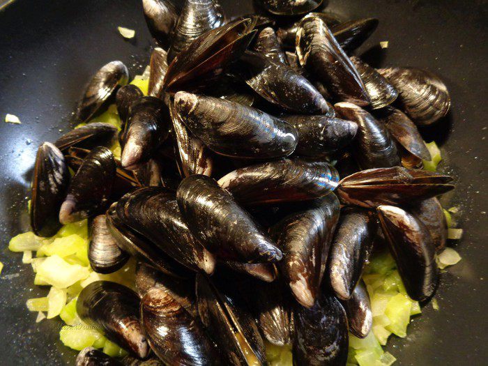 Мидии в соусе из белого вина по-канадски