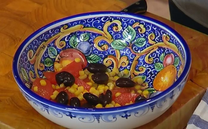 Салат с грейпфрутом, орехами и оливками   