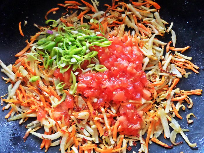 Рисовая лапша с овощами и крабом