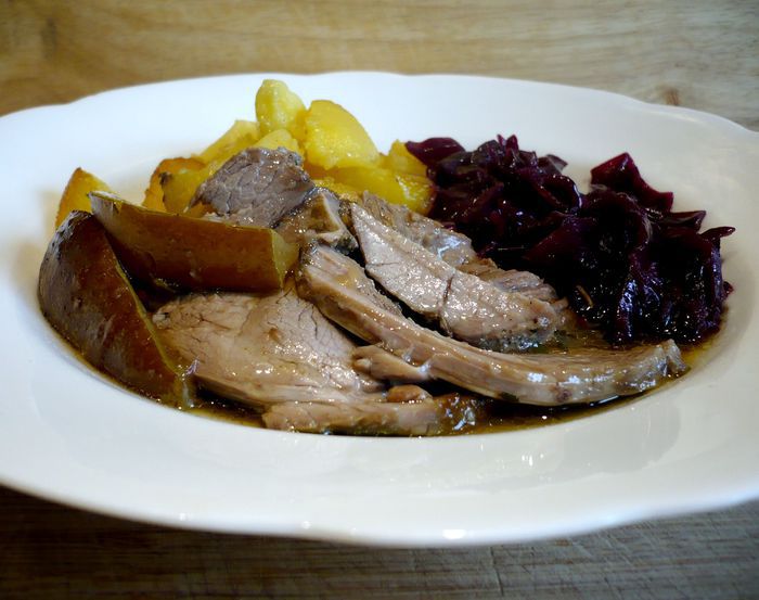 Жаркое из барашка с грушами и петрушкой