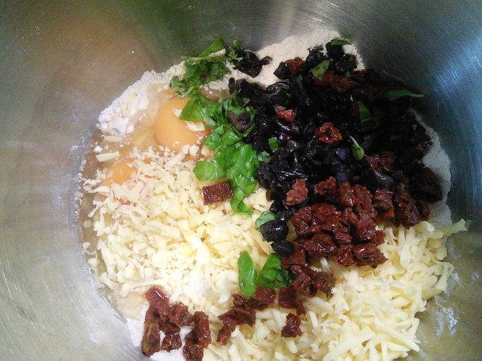Сырные сконы с оливками и вялеными томатами 