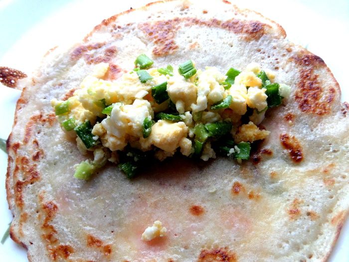 Дрожжевые блины с луково-сырной начинкой