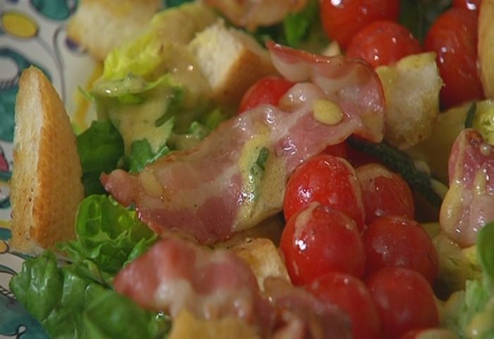Салат с помидорами черри, беконом и крутонами 