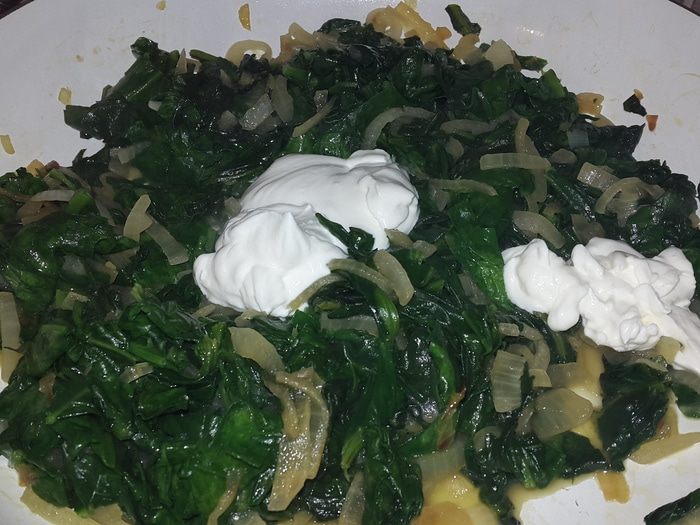 Жареный лосось и кускус со шпинатом