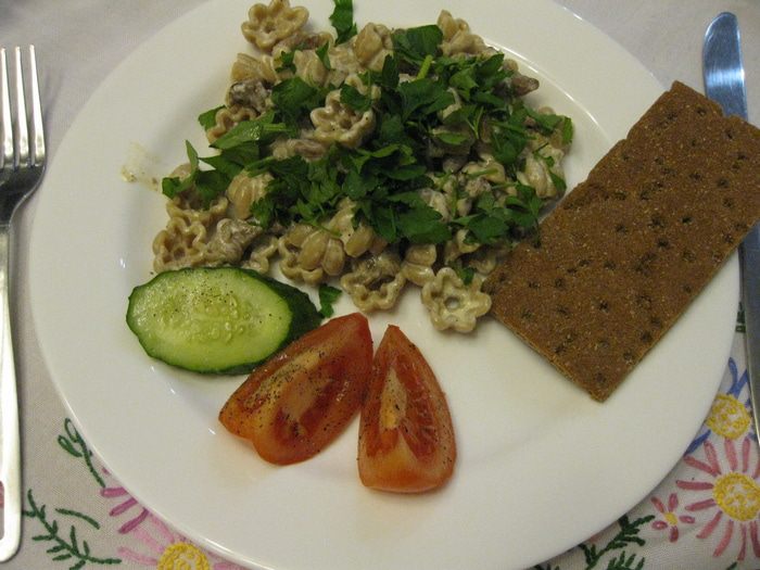 Ржаные макаронцы со свининой и сливками 