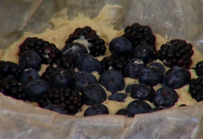 Сметанный пирог с ежевикой и голубикой