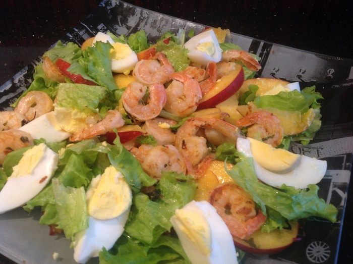Салат с креветками и нектаринами