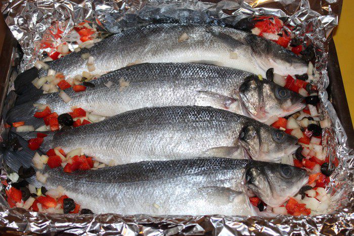 Запеченный фаршированный сибас