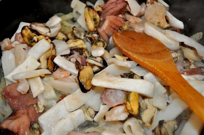 Томатный суп с морепродуктами и рисом