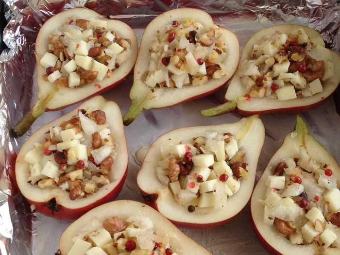 Груши, запеченные с моцареллой, орехами и розовым перцем