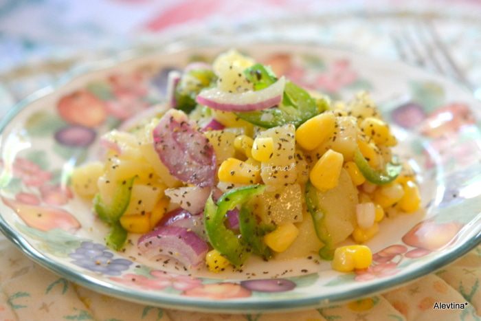 Картофельный салат с кукурузой и халапеньо