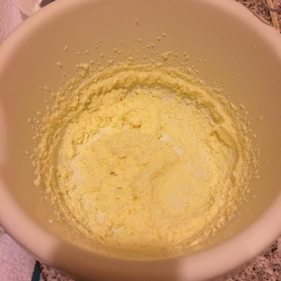Кекс с персиками и малиной