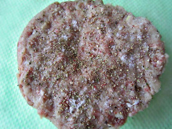 Медальоны в беконе с соусом из каперсов и пастой рисони