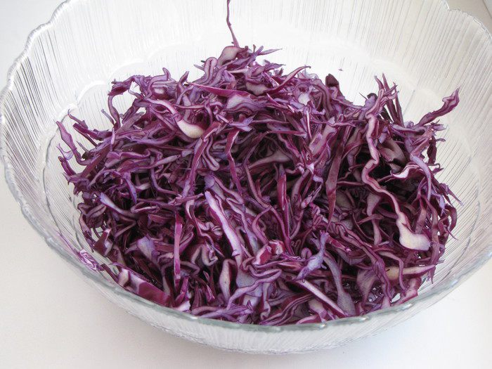 Капустный салат с яблоком, гранатом и орехами
