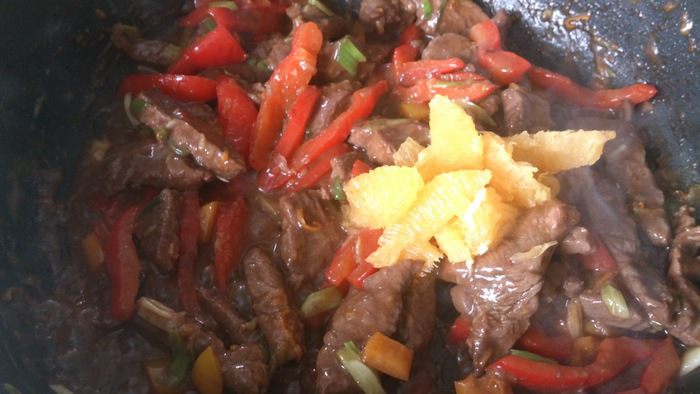 Говядина с апельсинами и перцем