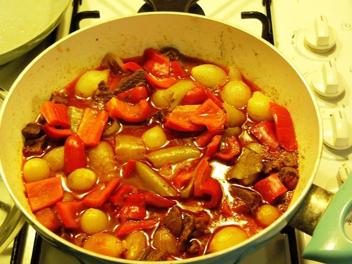 Мясо, тушеное с луком-шалотом