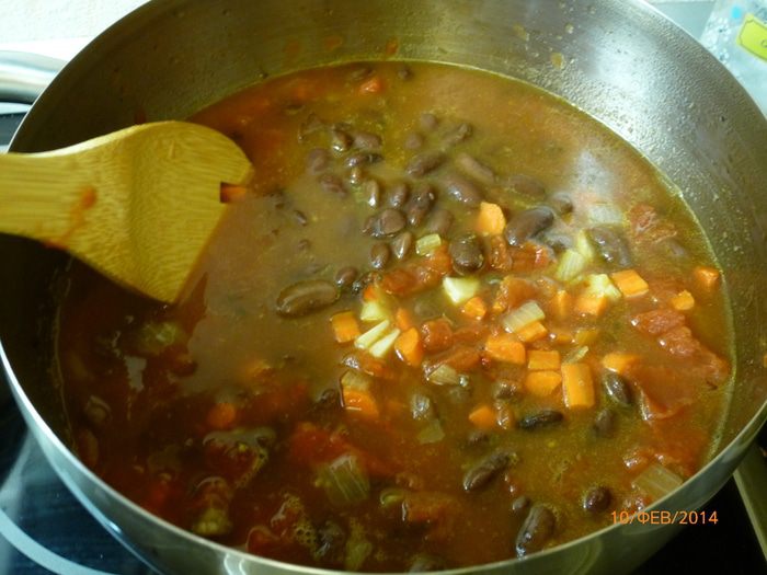 Суп из фасоли и чоризо в деревенском стиле